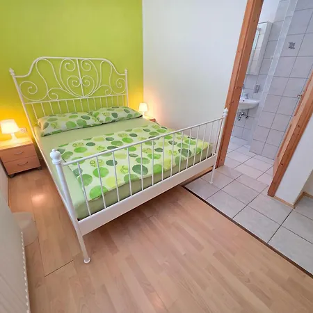 Apartment Anita 2 150m From The Novi Vinodolski