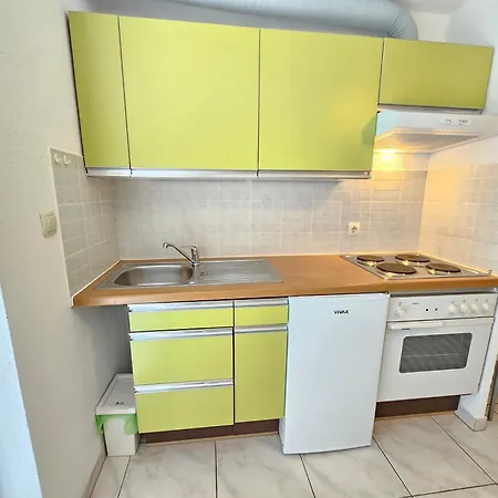 Anita 2 150m From The Apartamento Novi Vinodolski