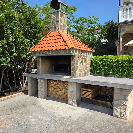 Anita 2 150m From The Apartamento Novi Vinodolski